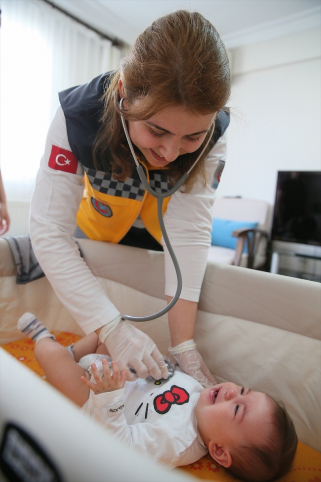 Evde kızına mesaide insanlara hayat veriyor